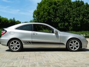 Image 5/50 of Mercedes-Benz C 320 Sportcoupé (2003)