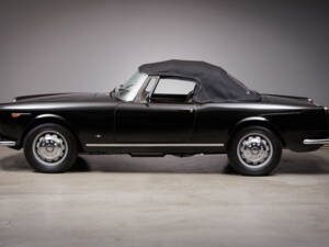 Image 7/36 of Alfa Romeo 2600 Spider (1963)