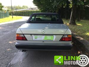 Immagine 4/10 di Mercedes-Benz 300 CE-24 (1993)