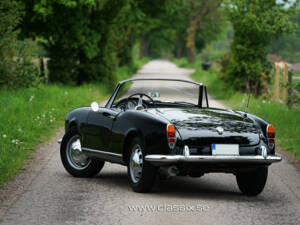 Image 14/20 of Alfa Romeo Giulia 1600 Spider (1964)