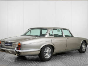 Immagine 2/50 di Jaguar XJ 12 L (1975)