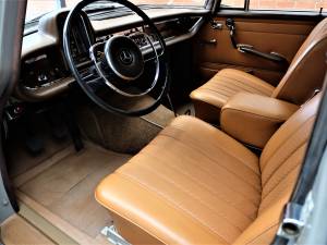 Image 29/89 of Mercedes-Benz 230 S (1967)