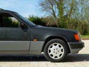 Image 17/50 of Mercedes-Benz 200 TE (1993)