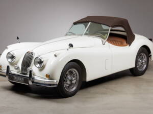 Image 2/39 of Jaguar XK 140 OTS (1954)