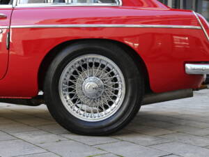 Image 32/67 of MG MGC GT (1969)