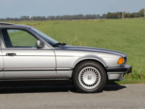 Image 9/41 of BMW 735i (1987)