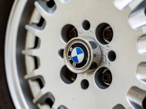 Bild 38/47 von BMW 320i (1990)