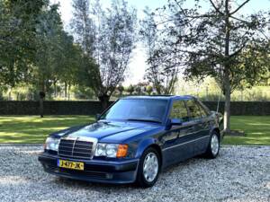 Image 1/24 of Mercedes-Benz 500 E (1993)