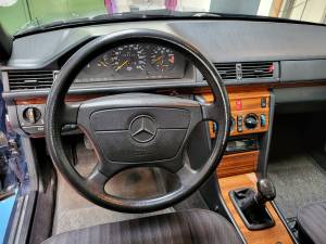 Image 41/47 of Mercedes-Benz 220 TE (1993)