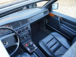 Immagine 10/50 di Mercedes-Benz 190 E 2.5-16 (1991)