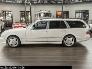 Immagine 2/15 di Mercedes-Benz E 55 AMG T (2001)