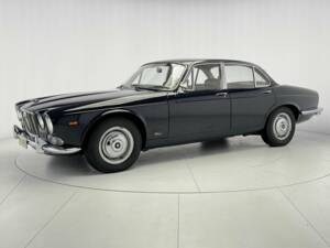 Image 2/7 of Jaguar XJ 6 2.8 (1971)