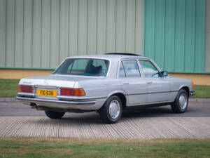 Image 6/32 de Mercedes-Benz 280 SE (1975)