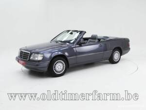 Image 1/15 of Mercedes-Benz E 220 (1995)