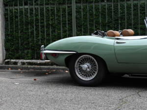 Image 12/60 de Jaguar E-Type (1970)