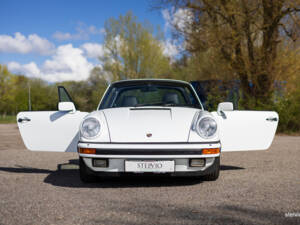 Image 18/45 of Porsche 911 Carrera 3.2 (1984)