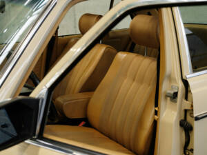 Image 14/24 of Mercedes-Benz 230 E (1982)