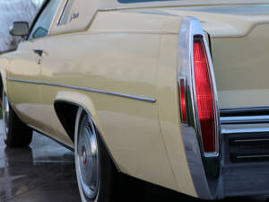 Image 27/50 of Cadillac Coupe DeVille (1977)