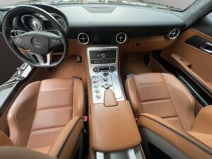 Image 11/16 of Mercedes-Benz SLS AMG (2011)