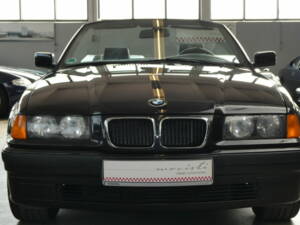 Image 1/40 de BMW 320i (1997)