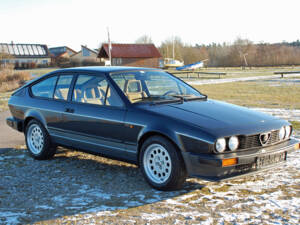 Image 7/49 of Alfa Romeo GTV 2.0 (1985)