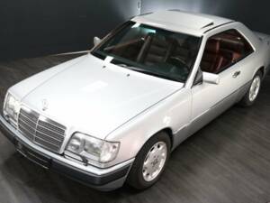 Image 24/30 of Mercedes-Benz 320 CE (1993)