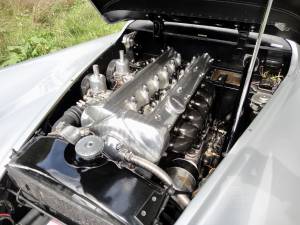 Original engine with "dove pipes" carburettors and "studless" valvecovers.