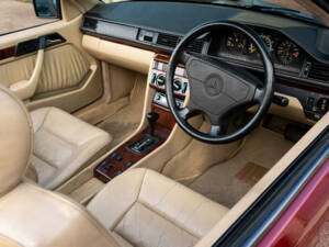 Image 2/50 of Mercedes-Benz E 320 (1994)