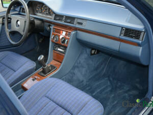 Imagen 25/50 de Mercedes-Benz 200 E (1991)