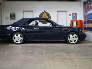 Image 31/33 of Mercedes-Benz 300 CE-24 (1993)