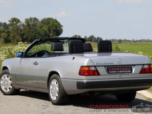 Image 2/39 of Mercedes-Benz 300 CE-24 (1992)