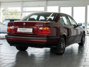 Immagine 2/21 di BMW 320i (1996)