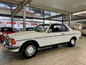Image 5/20 of Mercedes-Benz 230 CE (1982)