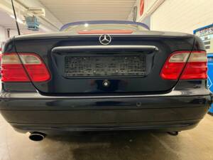 Image 13/17 of Mercedes-Benz CLK 320 (2001)