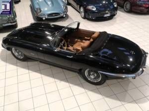 Image 5/48 de Jaguar E-Type (1970)