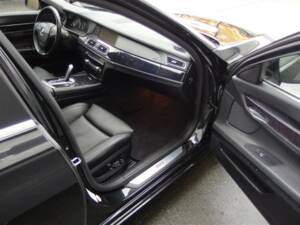 Image 65/98 of BMW 750i (2009)