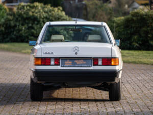 Image 17/42 de Mercedes-Benz 190 E (1984)