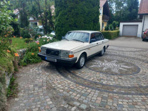 Image 5/8 of Volvo 240 (1988)