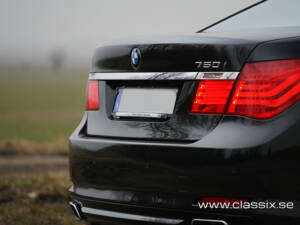 Image 19/23 of BMW 750i (2009)