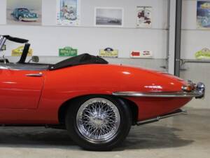 Image 6/11 of Jaguar E-Type (1968)