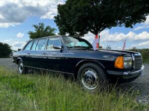 Image 2/24 de Mercedes-Benz 250 lang (1980)