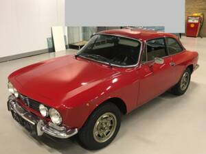 Bild 1/18 von Alfa Romeo Giulia 1600 GT Junior (1975)