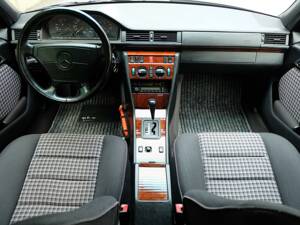 Image 17/75 of Mercedes-Benz E 280 T (1994)