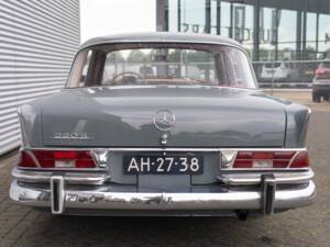 Image 5/8 of Mercedes-Benz 220 SE b (1962)