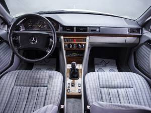 Bild 18/40 von Mercedes-Benz 300 TE (1991)