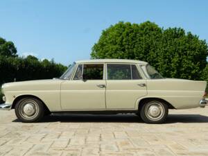 Image 4/50 of Mercedes-Benz 200 (1966)