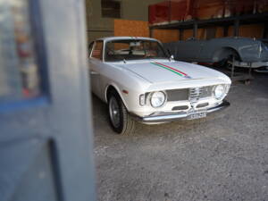 Image 17/28 de Alfa Romeo Giulia GT 1300 Junior (1970)