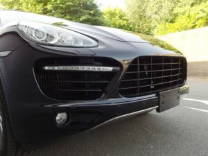 Bild 12/98 von Porsche Cayenne Turbo (2010)