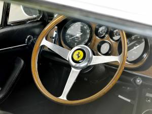 Image 13/28 of Ferrari 330 GTC (1968)