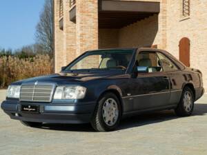 Immagine 1/50 di Mercedes-Benz 200 CE (1992)